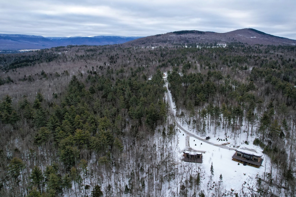 The Retreat at Arrowhead is located in Bethlehem and is 20 minutes from the great ski resorts of Bretton Woods and Cannon Mountain.