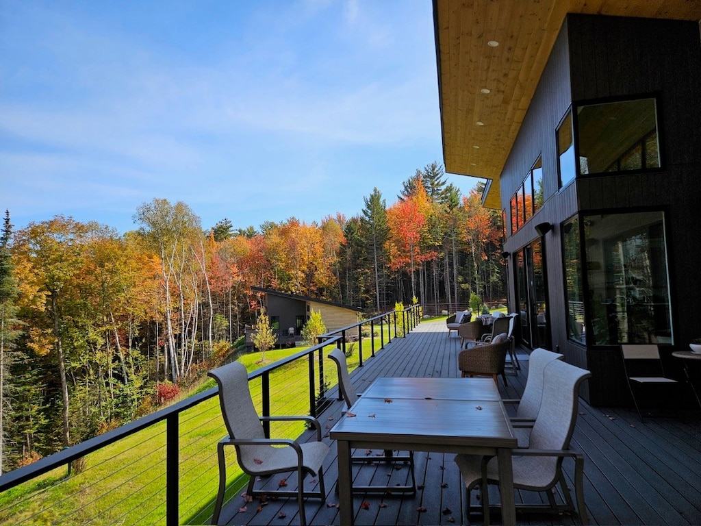 Great outdoor space! Expansive deck with Weber grill for al fresco dining and night-time star gazing.