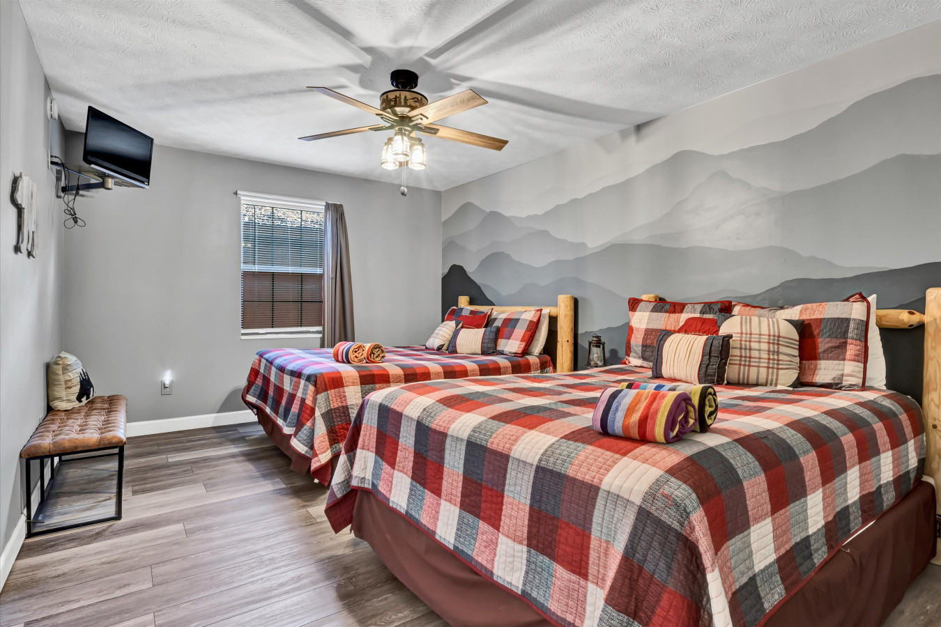 Little Bears Cabin: Hot Tub, Fireplace & Grill!