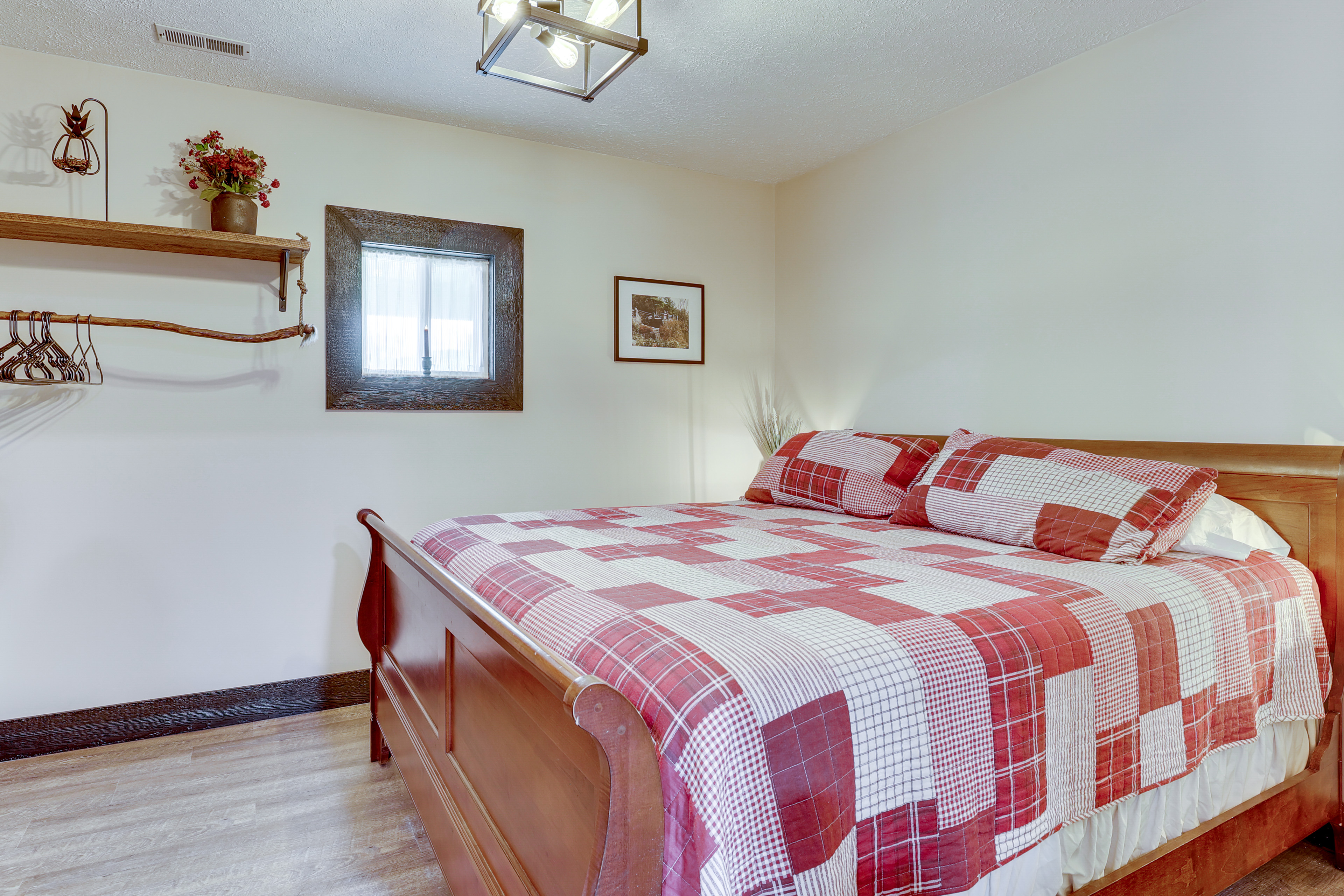 6 Mi to Main Street: Dog-Friendly Home in Dover!