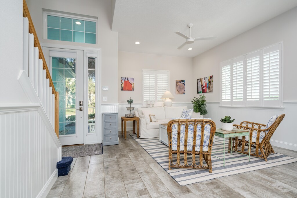 Enter into this amazing 2 story vacation home.