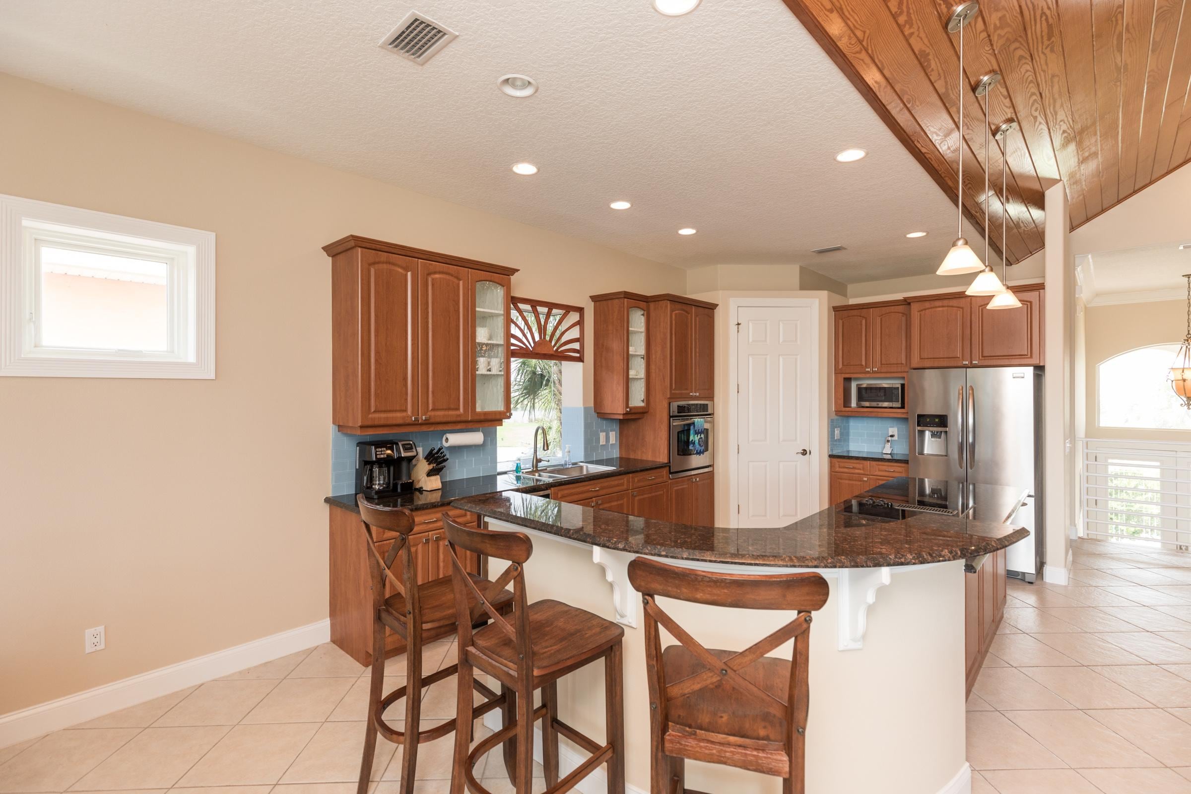 Tropical Hideaway With Private Jacuzzi Tropical Hideaway With Private Jacuzzi