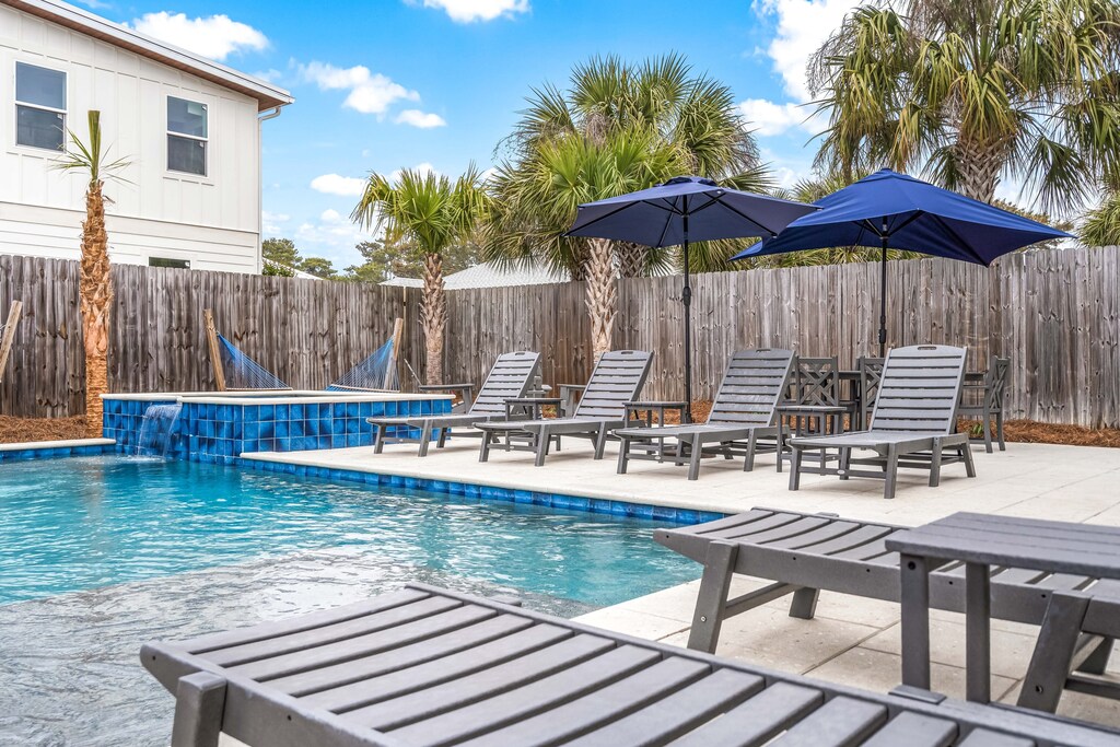 Private pool and hot tub in the backyard. (Four Suns)
