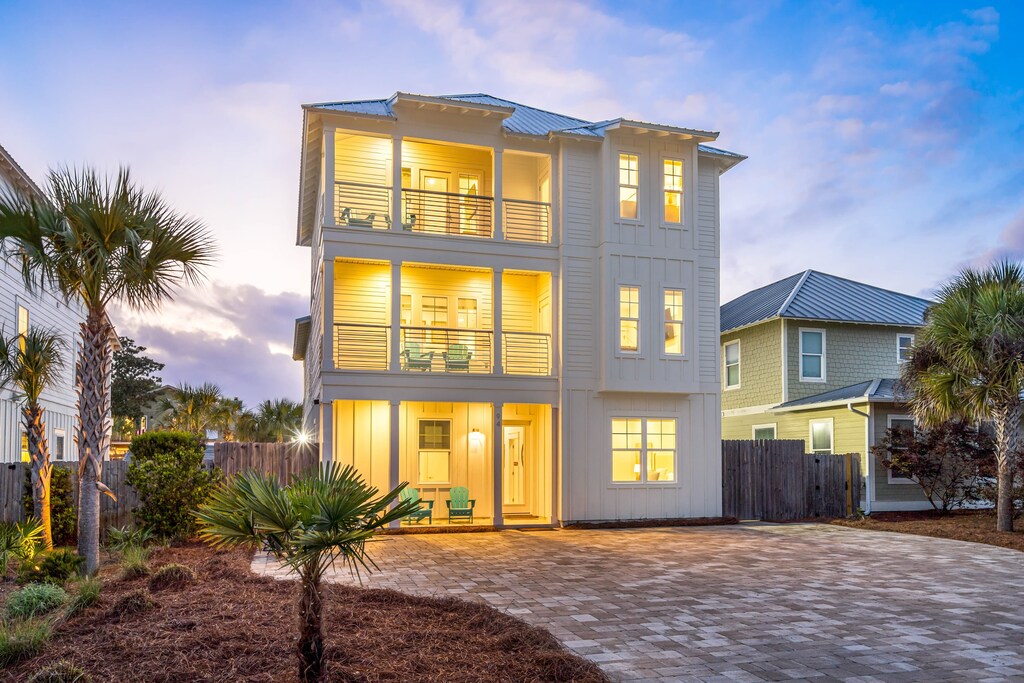 Welcome to Four Suns!. (Four Suns)