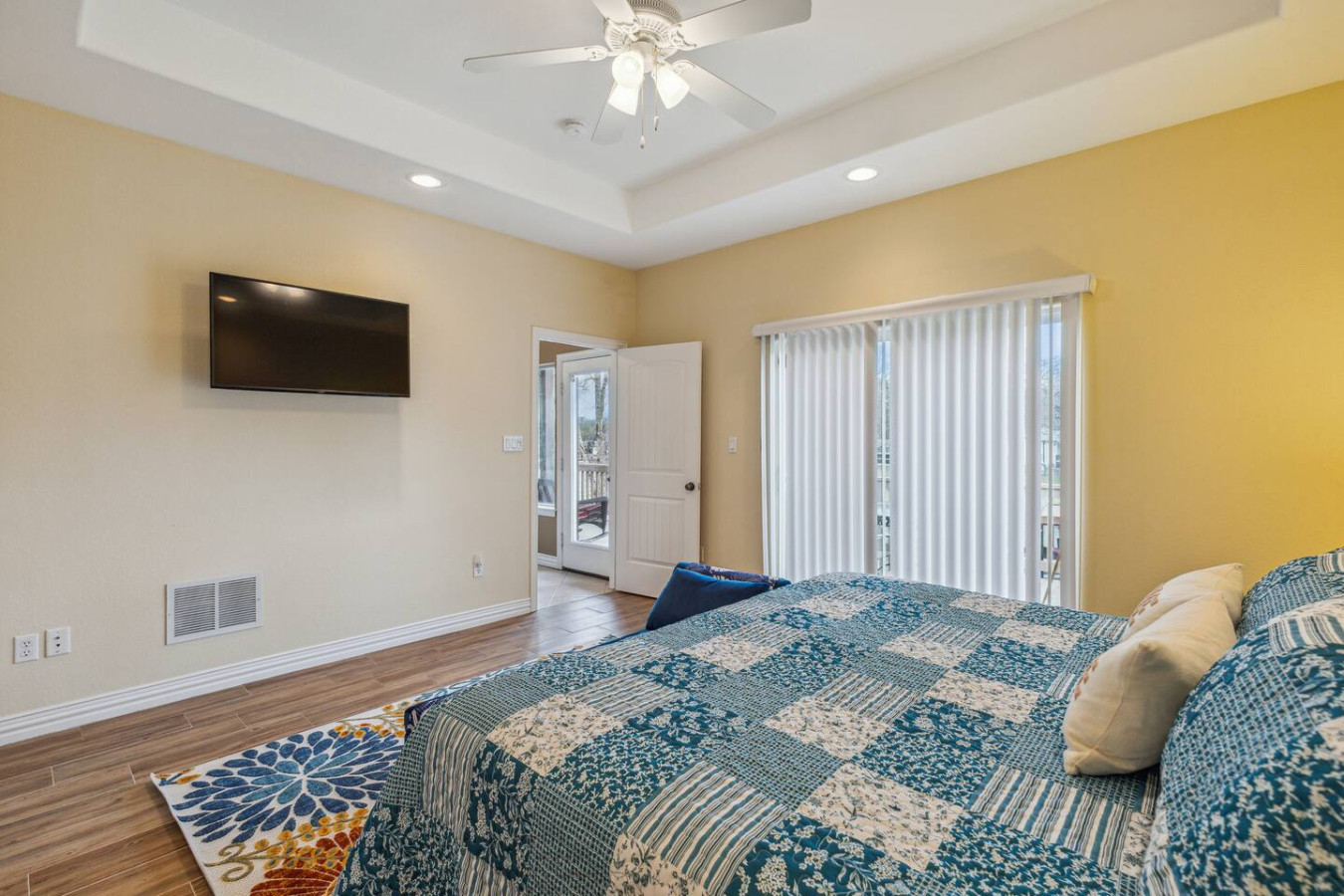 Stunning Lake Home Get Away on The Water!