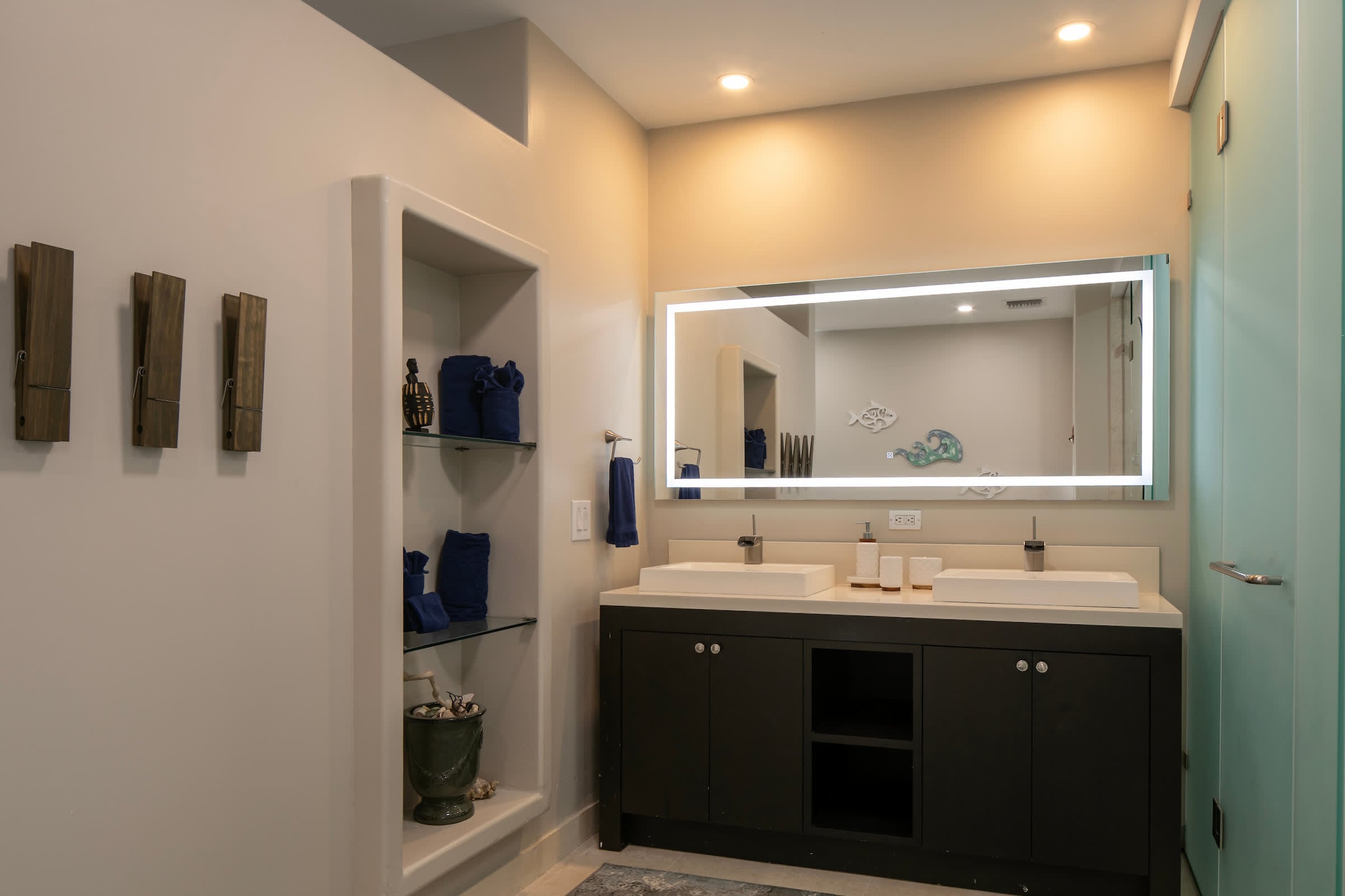 Nautilus- Beach Front with 3 King Suites