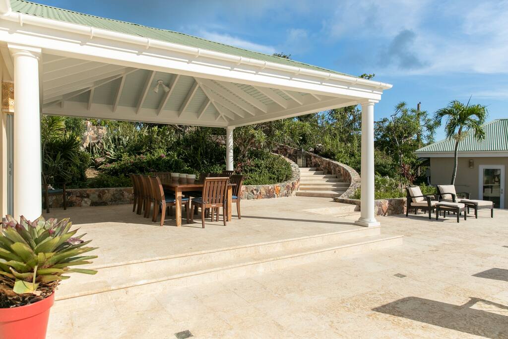 Maria Bluff Main House Villa- Modern Renovations, Private Pool, Ocean Front Views, and Pool Table!