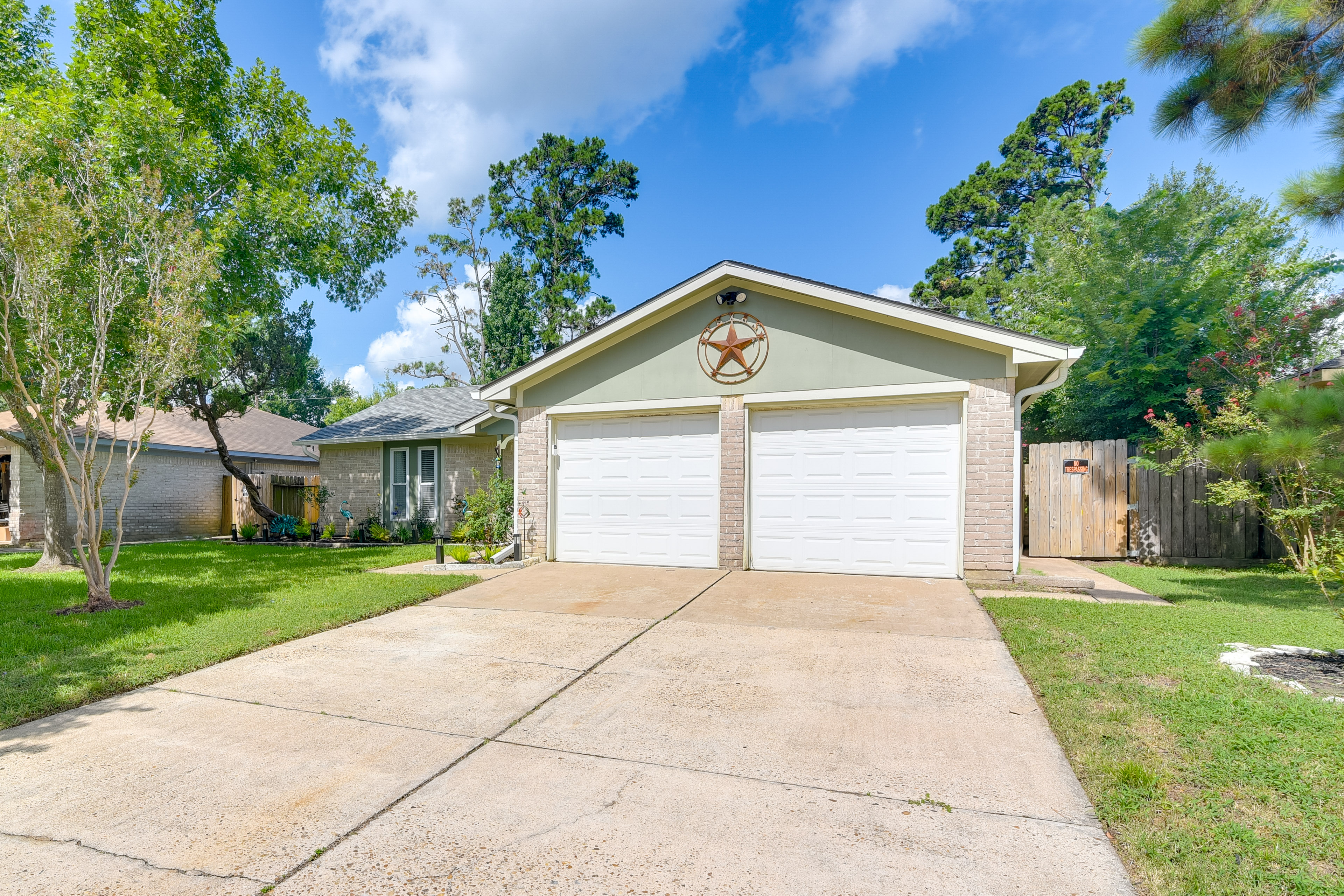 Golf & Get Outside - Family Home in Houston!
