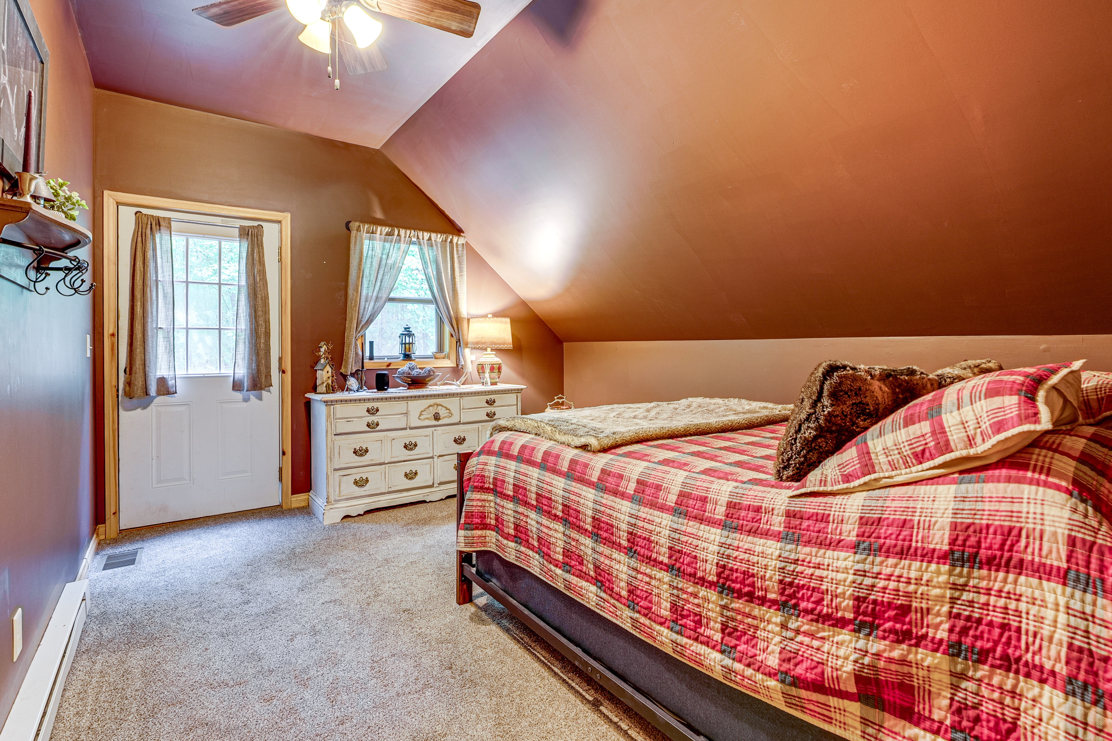 Hot Tub Haven 10 Mi to Hocking Hills State Park!