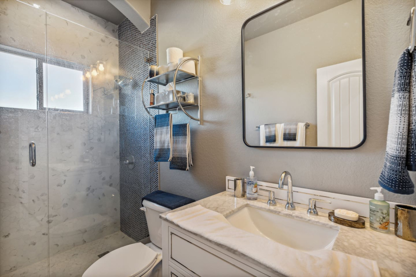 5 Bedroom Home + Pool + Media Room+ Grill!