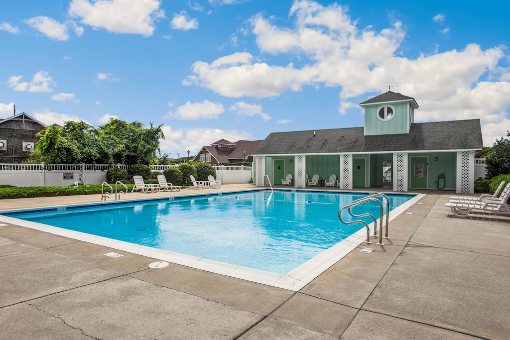 Enjoy a dip in the Harbour Bay Community Pool!