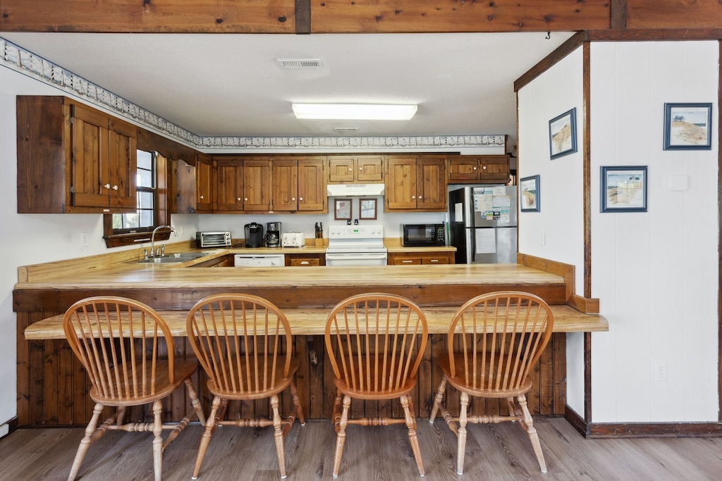 The Counter Bar offers additional seating for meals and snacks!