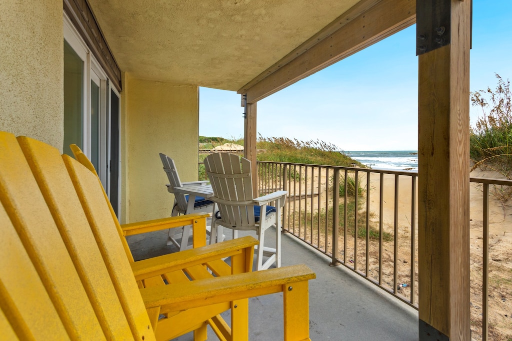 Enjoy al fresco dining and drinks by the ocean!