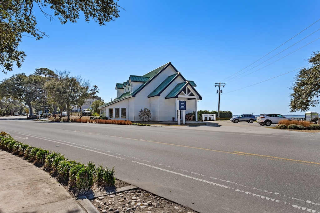 Welcome to Duck Days! Enjoy a relaxing, laid-back vacation at this top-floor condo, located above a quiet real estate office!