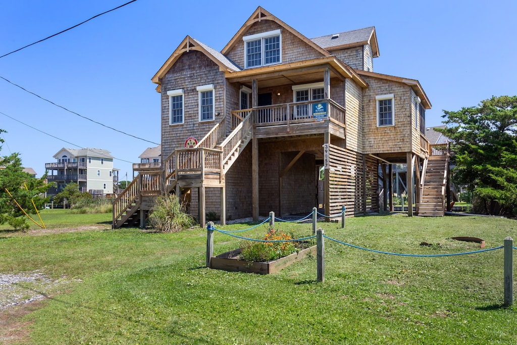 Welcome to La Casa Del Pollo Loco, a captivating canalfront retreat nestled in the heart of Hatteras Colony, Avon.