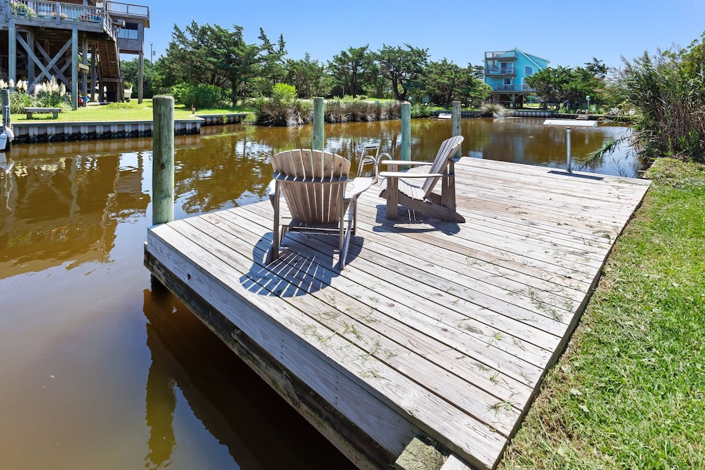 Head out on the Waterfront Dock with a Swim Ladder for crabbing or watching the sunsets on the canal.