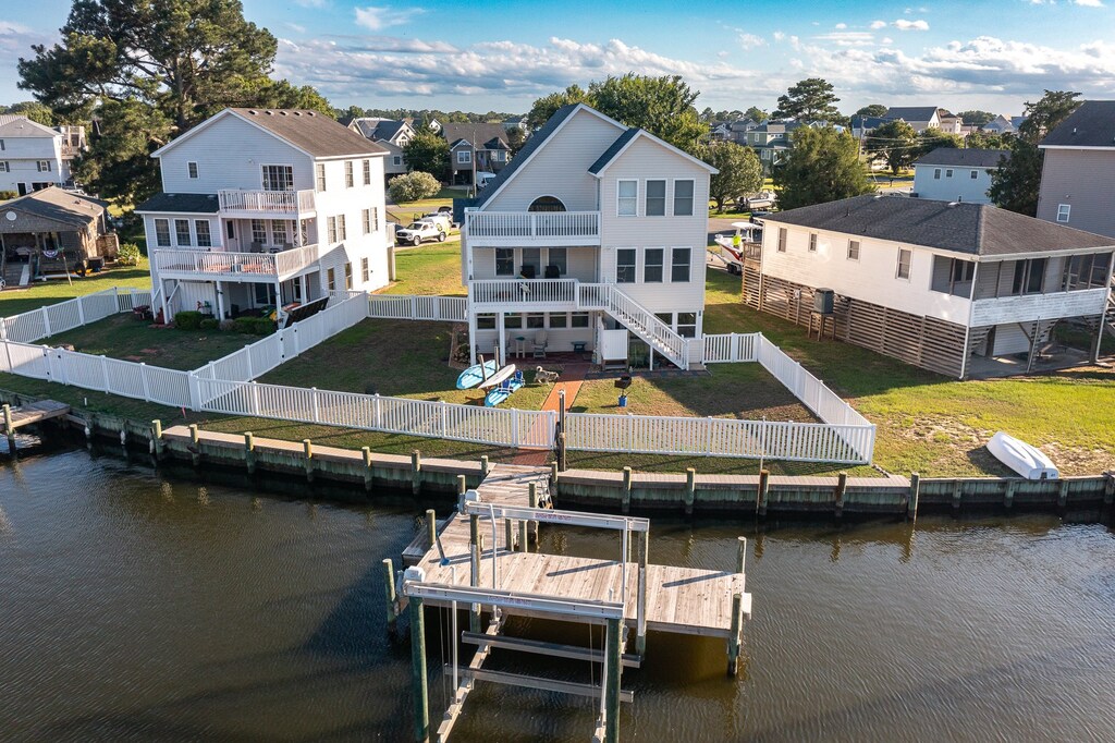 Compass Cay features a spacious fenced-in backyard with a private boat dock and boat lift!