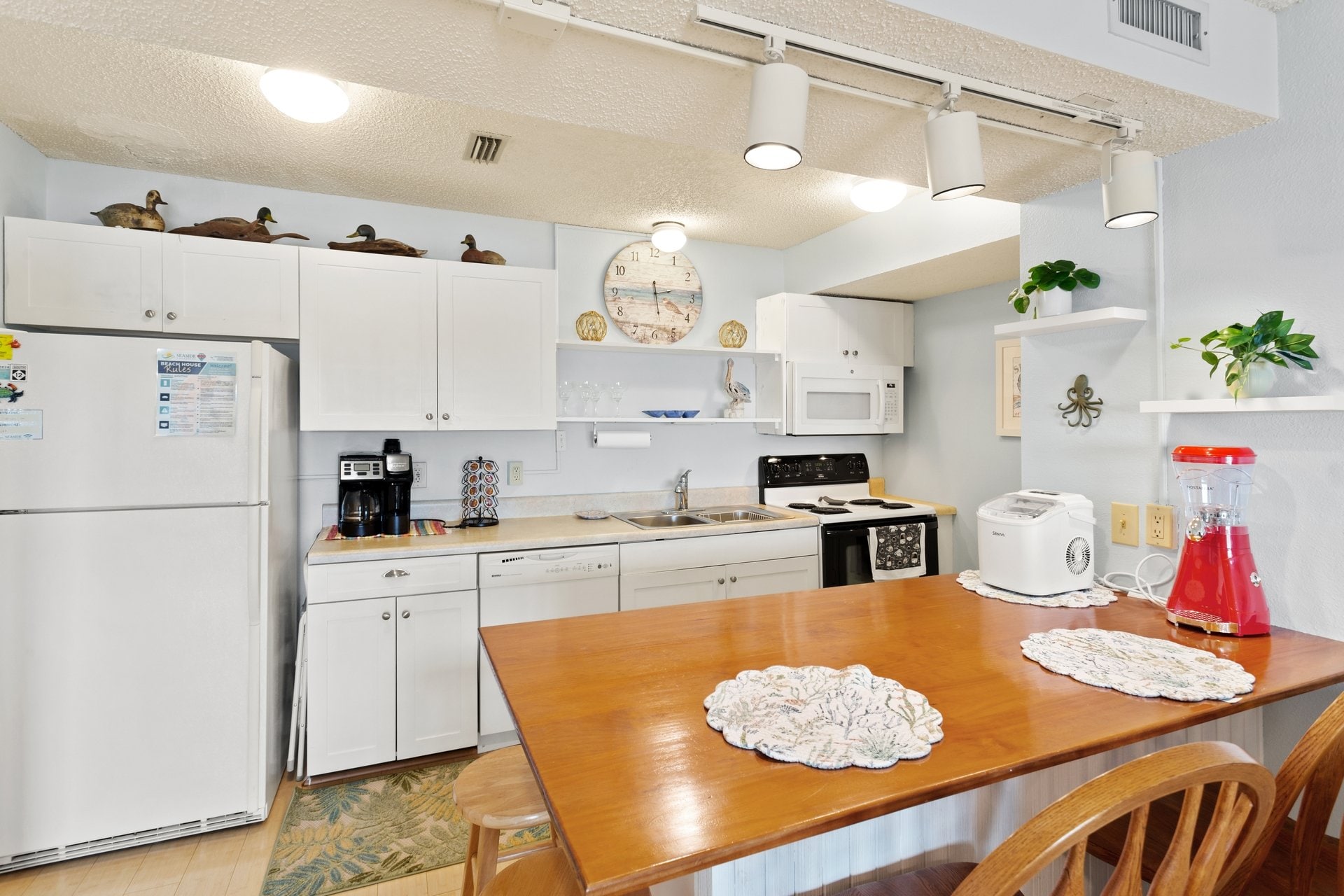 The open-concept design boasts bamboo flooring and a Kitchen with a breakfast bar where you can enjoy delicious meals together indoors. The open-concept design boasts bamboo flooring and a Kitchen with a breakfast bar where you can enjoy delicious meals together indoors.