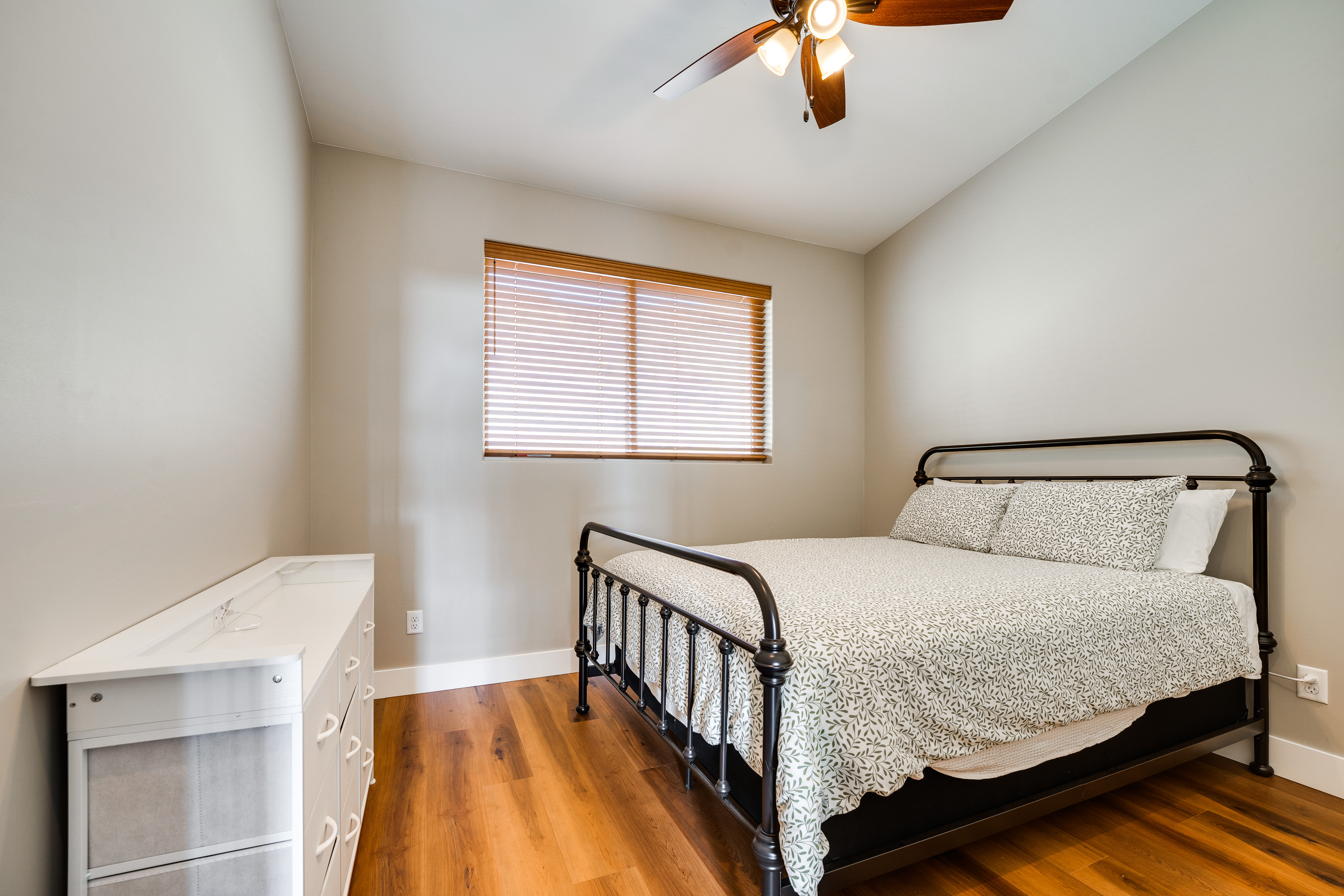 Hot Tub & Water Views: Vantage Family Retreat