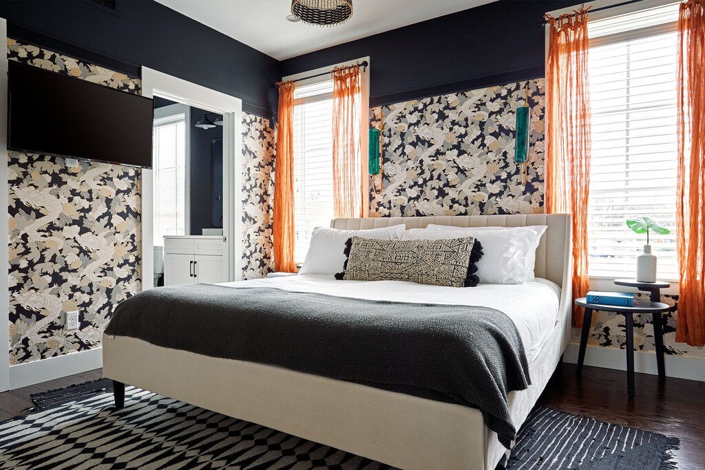 King sized room with tv and en suite bathroom!