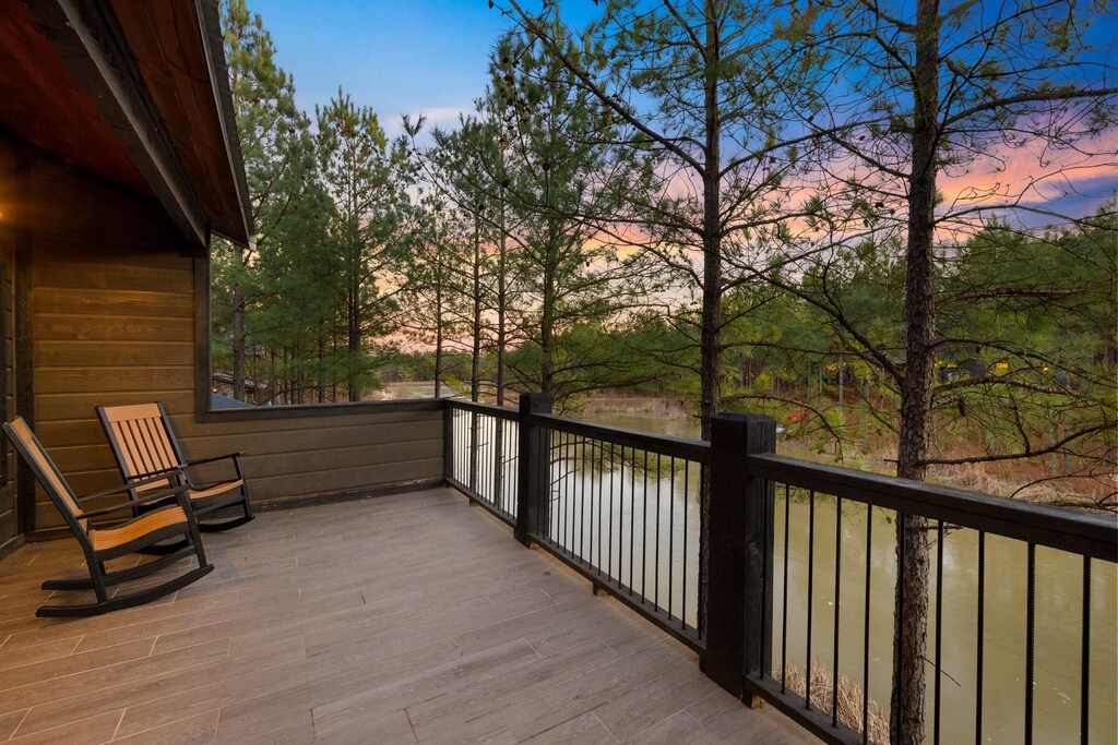 Who needs a front-row concert ticket when you’ve got a front-row seat to nature? Kick back, relax, and let the deck do all the entertaining.