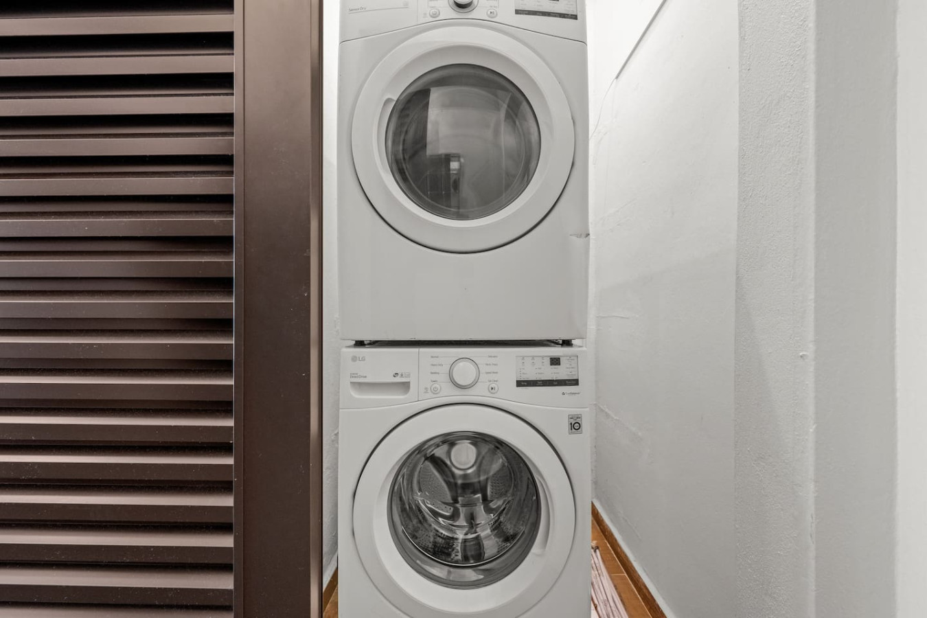 Luxury By Beach 5bd 5.5bth, hot tub, power back up