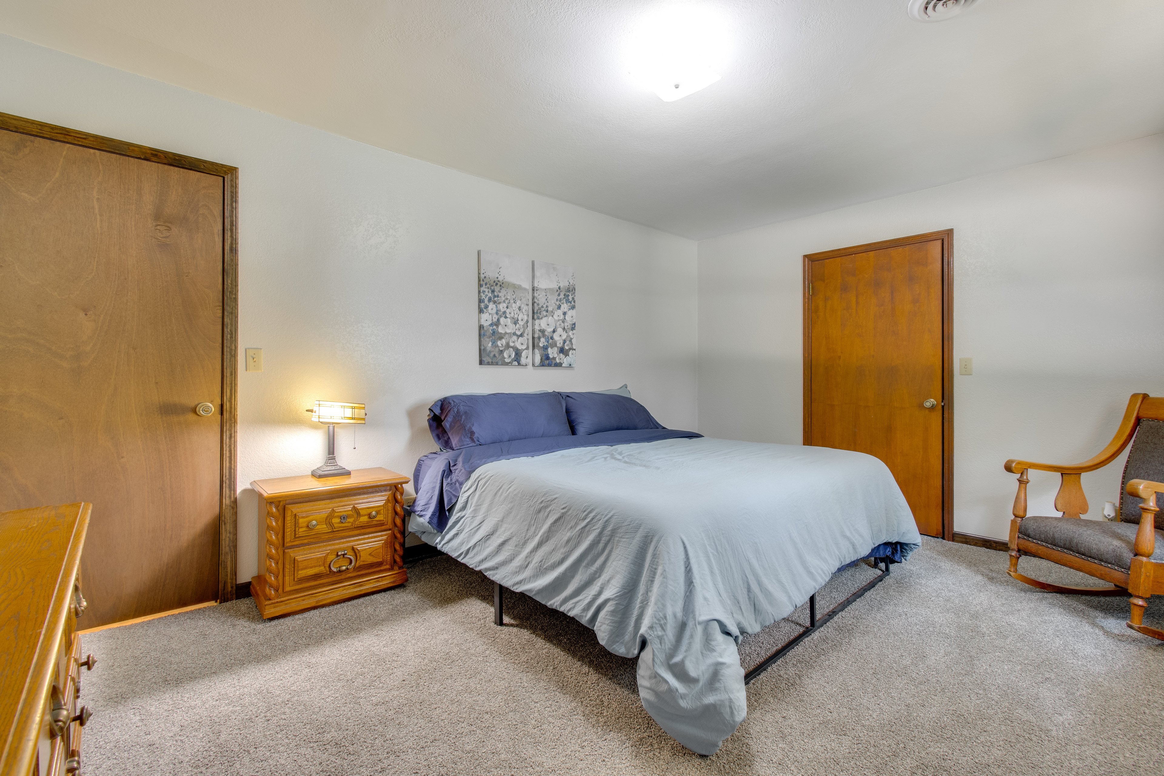 9 Mi to Downtown Rushville: Cozy Getaway w/ Grill