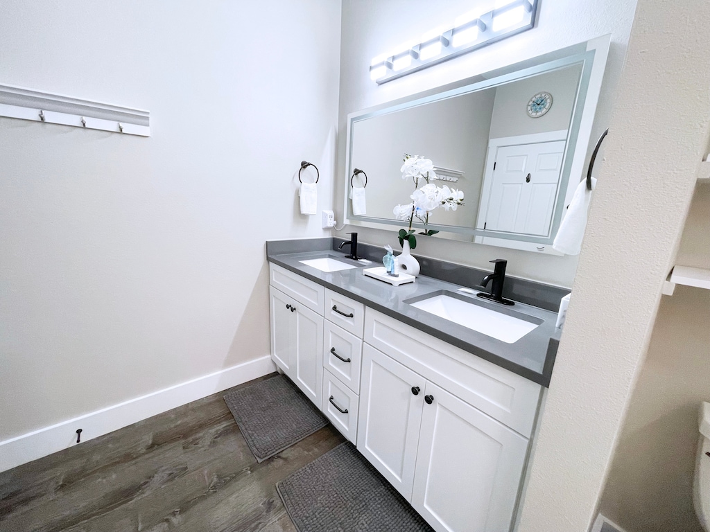 Pinewood Cottage | King Master Bathroom