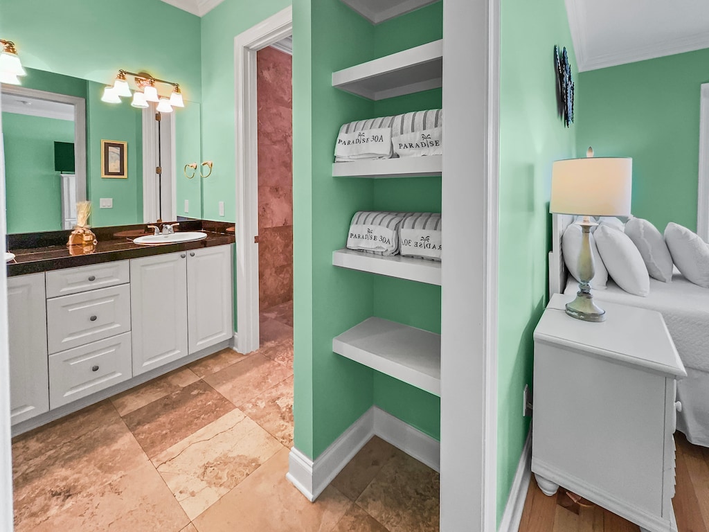 Surfer Dog | 1st Floor King Master Ensuite