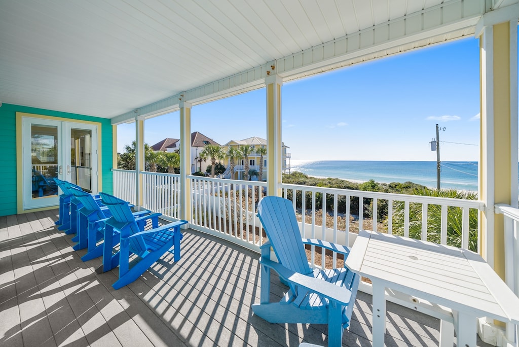 Top floor balcony views of the Inlet Beach coastline with seating for everyone to enjoy