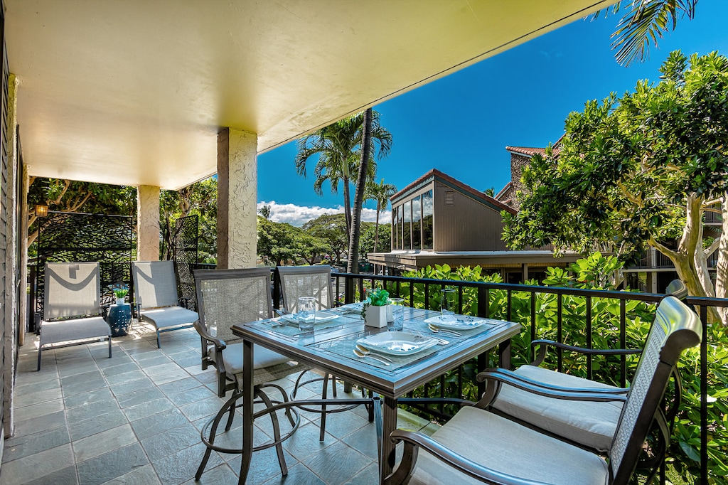 Spacious private lanai for dining and lounging. 