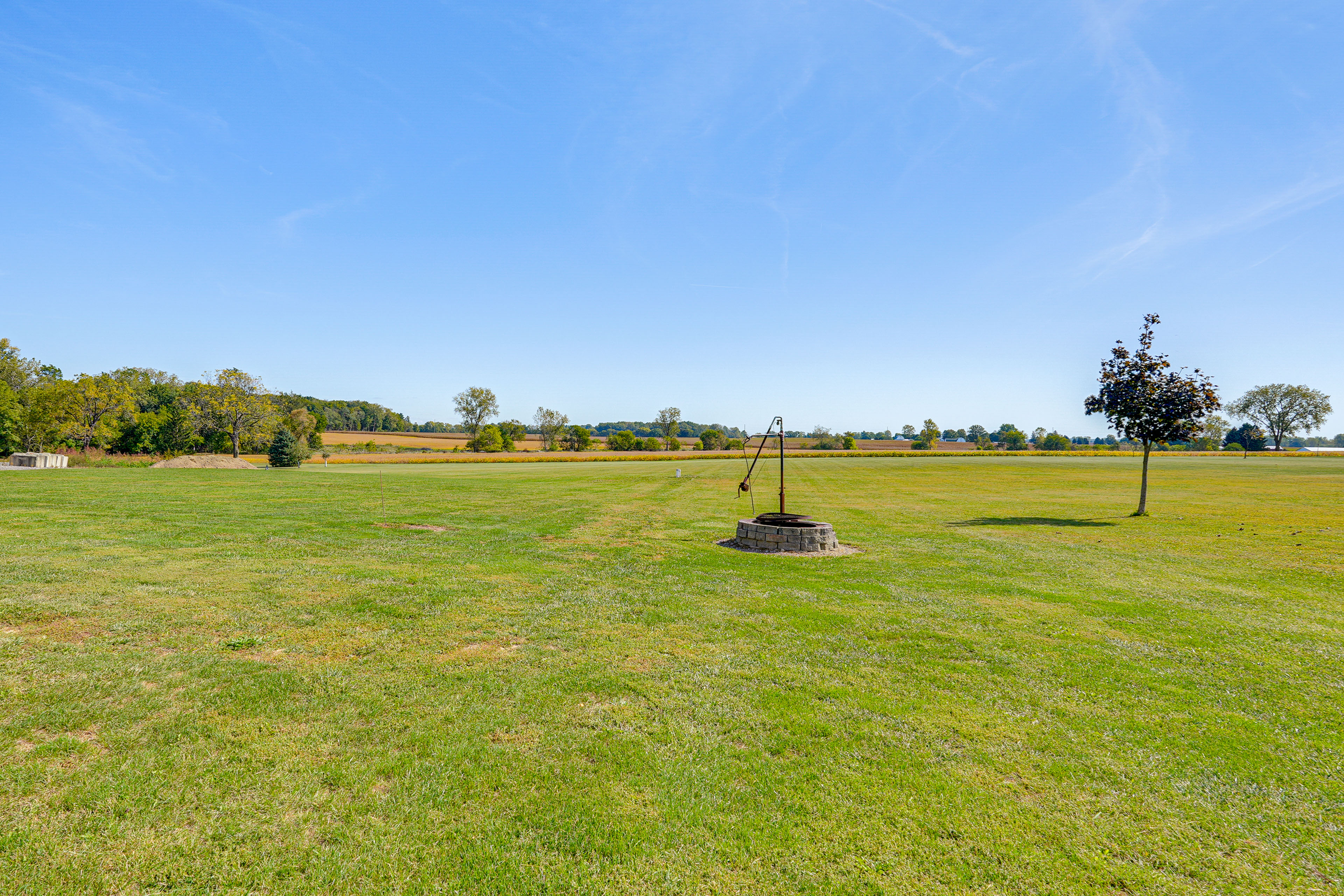 1 Mi to Main St! Family Farmhouse in West Unity