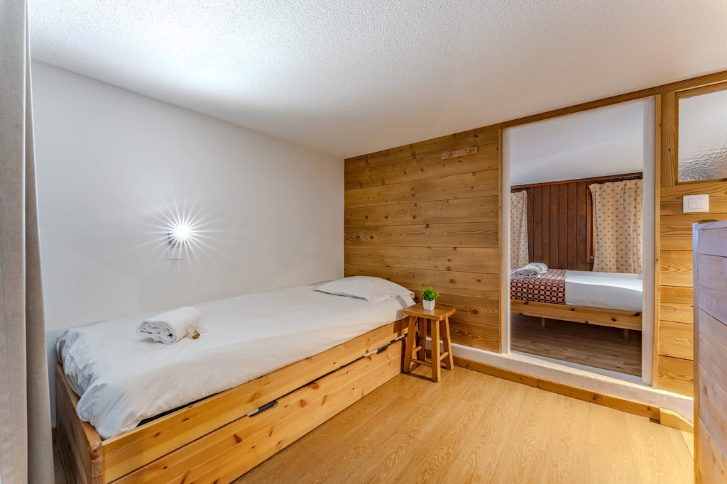 Second sleeping nook with single bed and mountain-inspired design—ideal for families or friends.