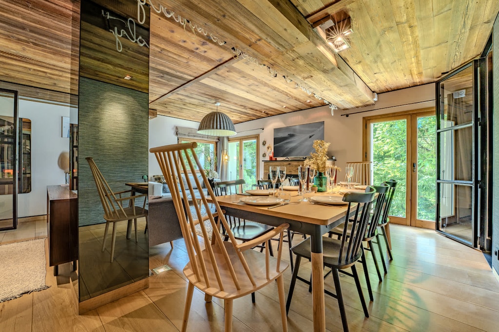 Enjoy shared meals in this inviting dining space in Megève—surrounded by nature, light, and alpine style. A perfect space for family and friends to gather in every season.