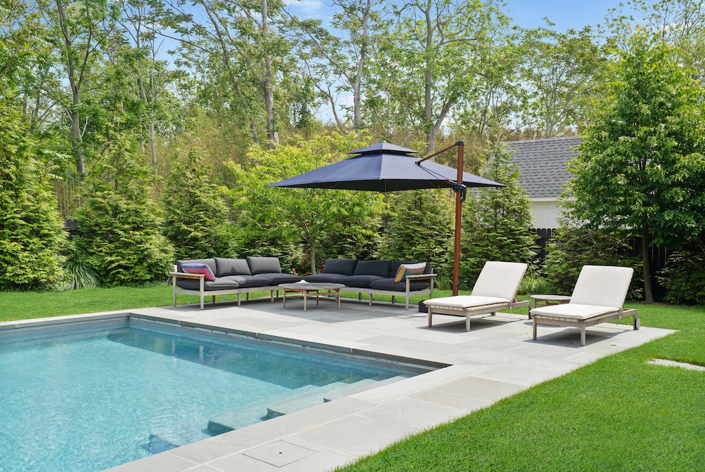 Private pool with sun loungers