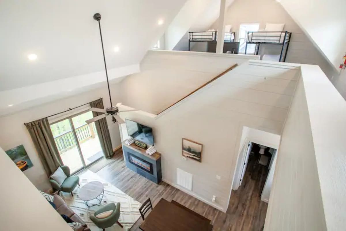 Charming Cabin | Hot Tub • Arcade • Fast WiFi