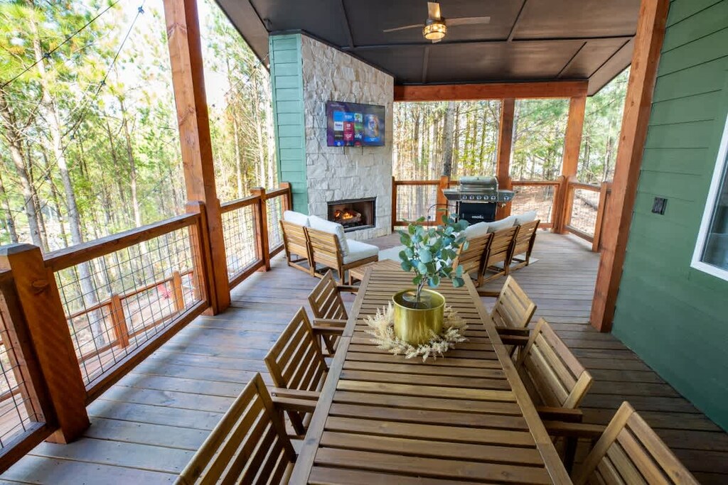 Huge back deck with plenty of seating and great views