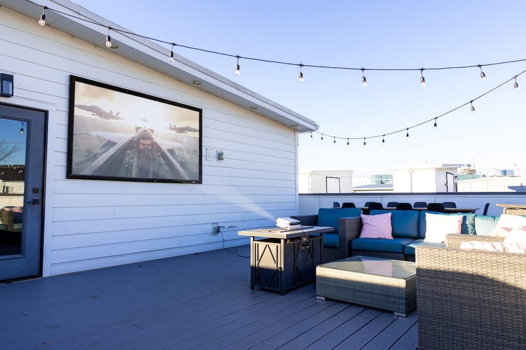 Welcome to Amplify at The Gulch - Enjoy a private rooftop deck with seating, movie projector and outdoor dining!