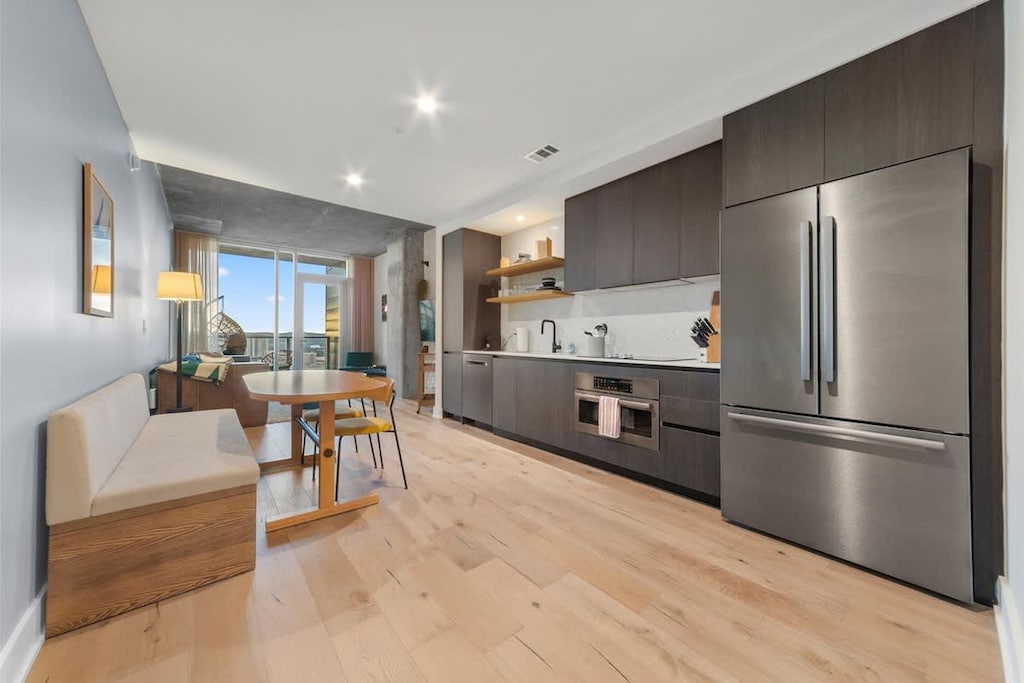 Kitchen and dining space seating for 4-5