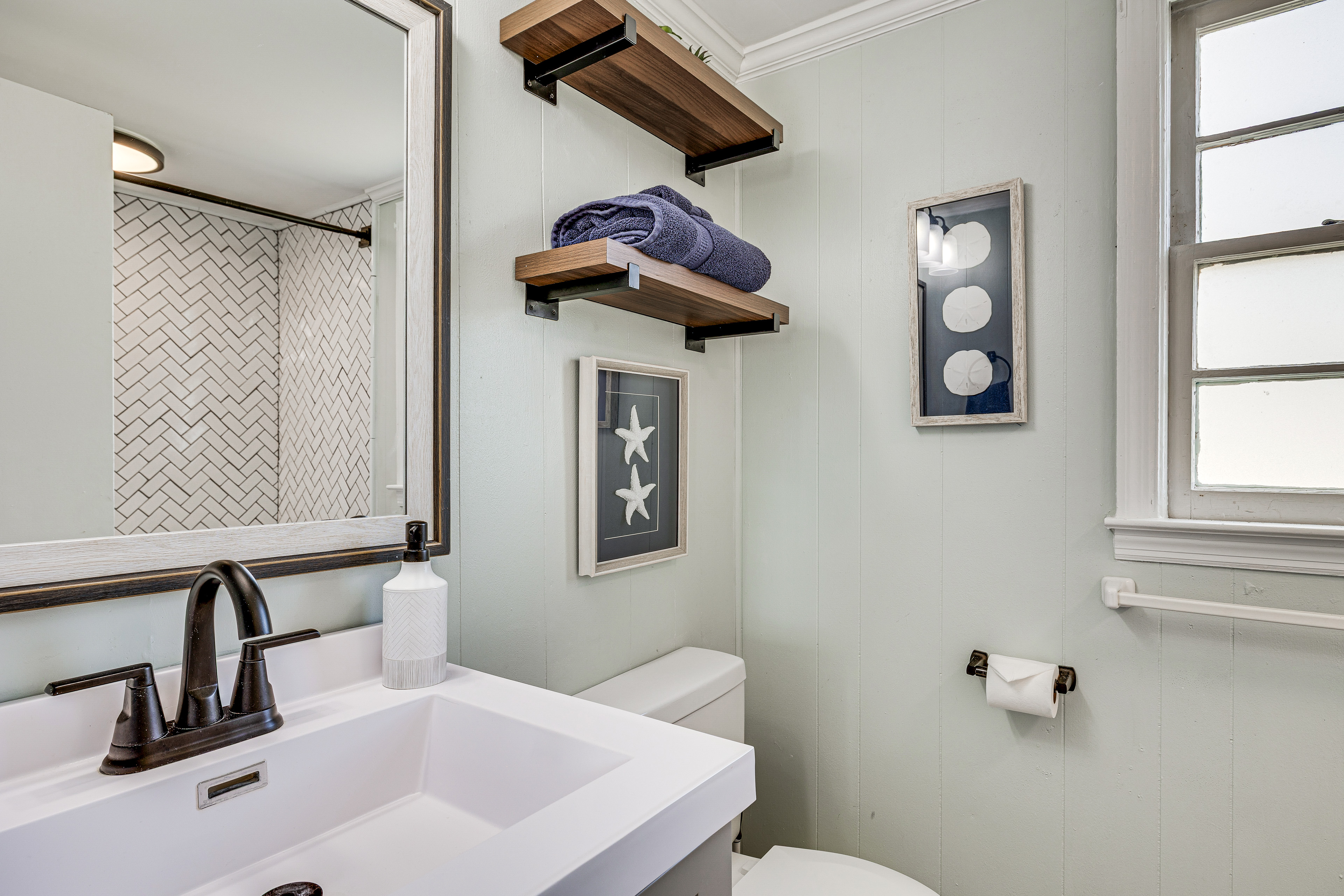 7 Mi to Beach & Ocean! Morehead City Home