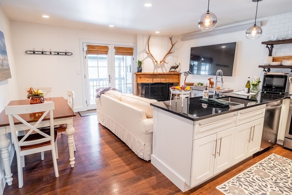 Living Room / Kitchen