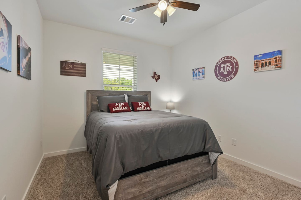 12th Man Hideout: 3Br+Backyard+Garage