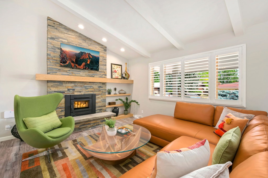 Living Area with Smart TV | Plenty of comfortable seating!