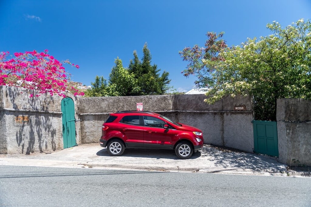 Your private parking right in front of Cumaru Cottage! Yes, it's just for you! Note that the walls are now white for the property!
