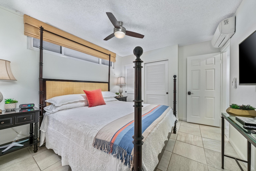 Note, split AC system in bedroom