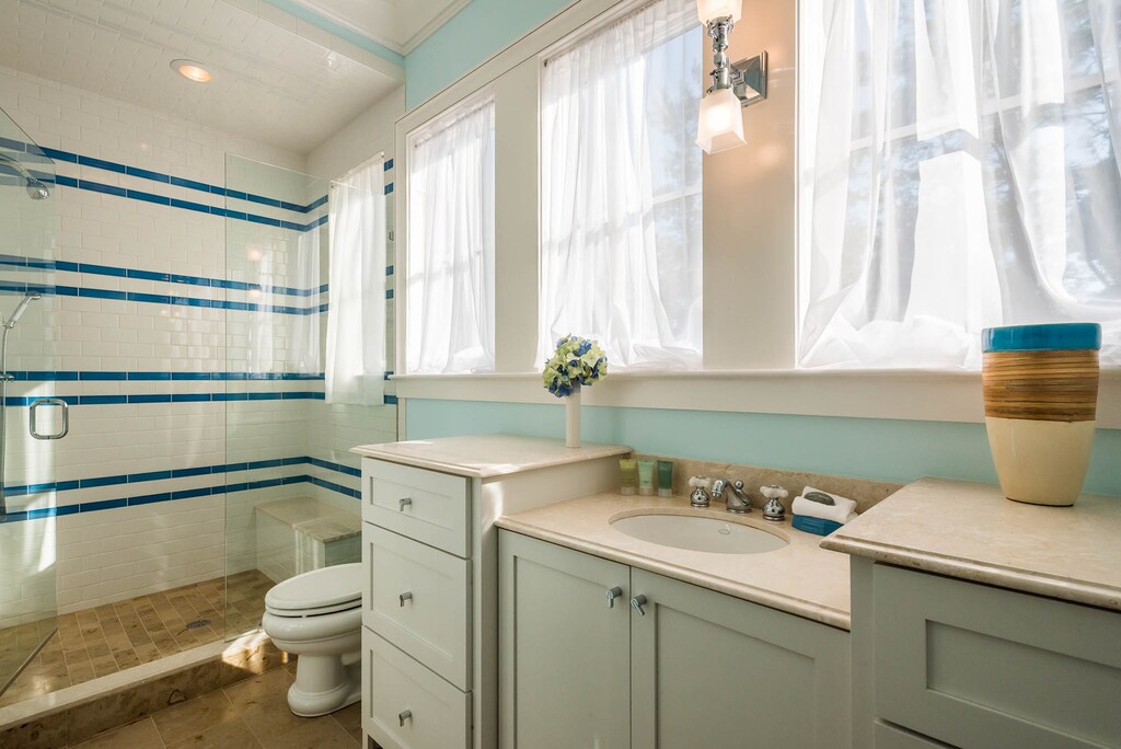 Carriage House: Guest Bathroom