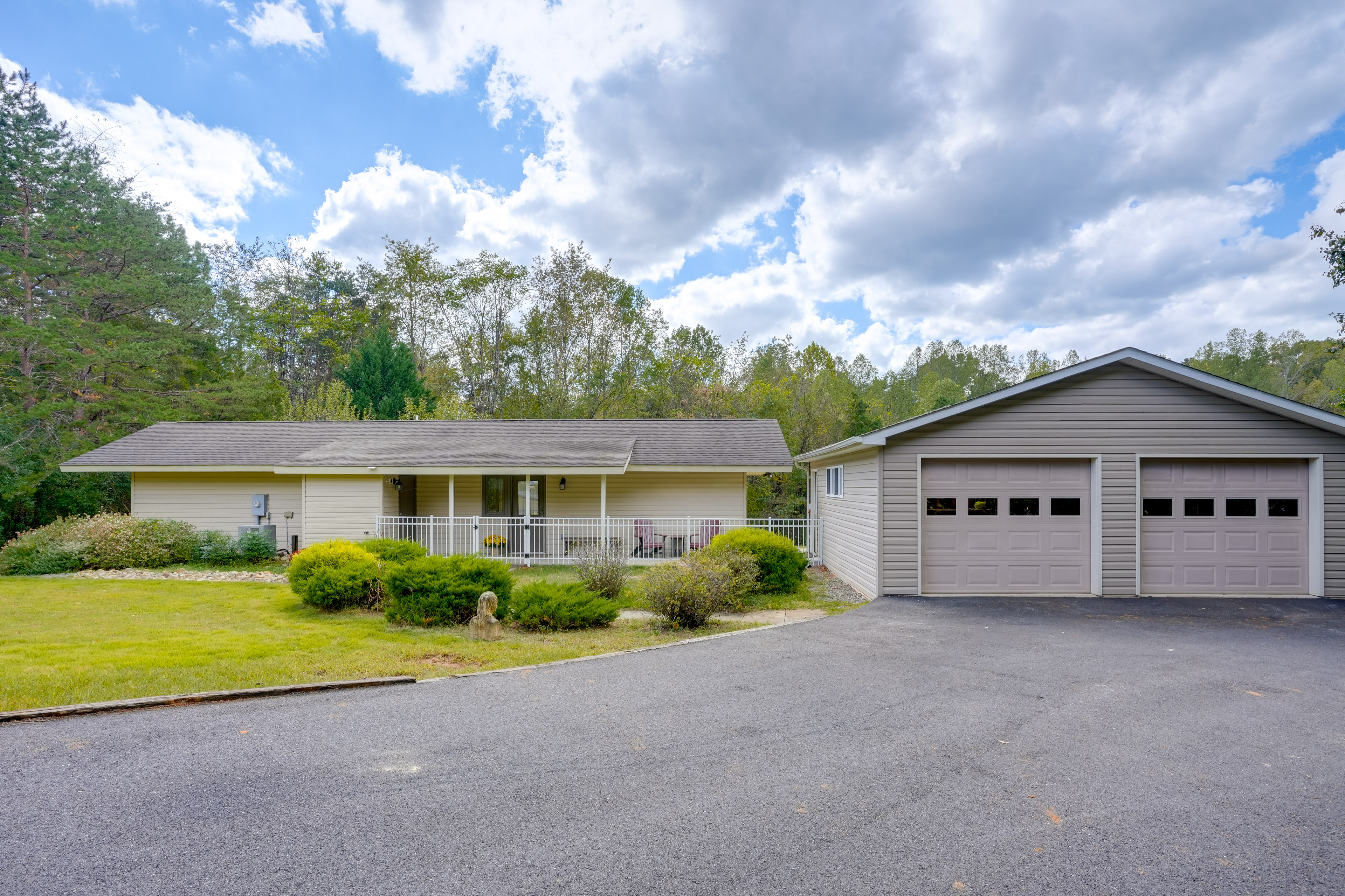 Home 14 Mi to Shenandoah Nat’l Park! Fenced Yard