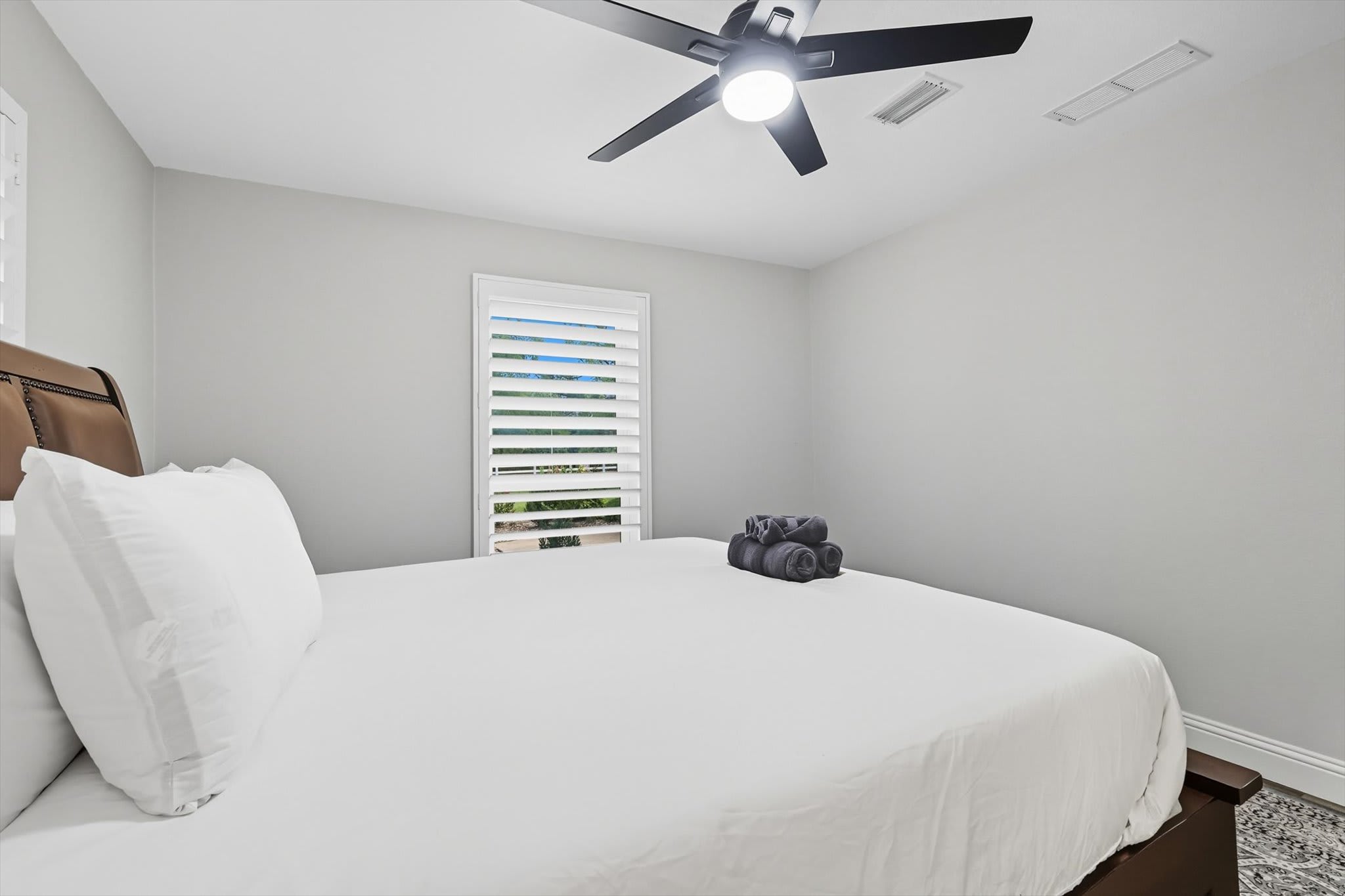 5-BD/2.5-BA Modern Farmhouse Retreat (Sleeps 12) 5-BD/2.5-BA Modern Farmhouse Retreat (Sleeps 12)