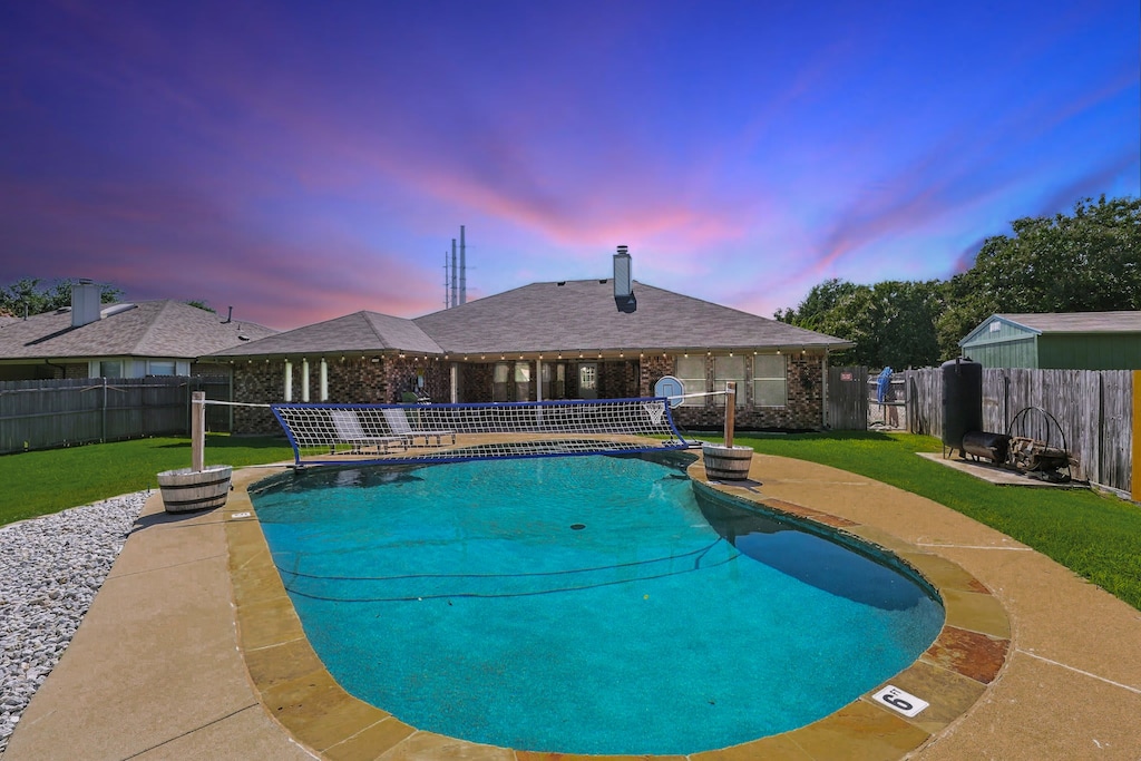 Don’t forget your swimsuits! You’ll definitely want to go for a splash and enjoy some fun in the sun in this backyard private pool oasis! 