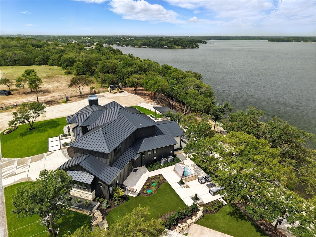 With 5 bedrooms, 5.5 bathrooms, waterfront views, and a backyard built for entertaining, this luxury estate has everything you need for a memorable vacation!
